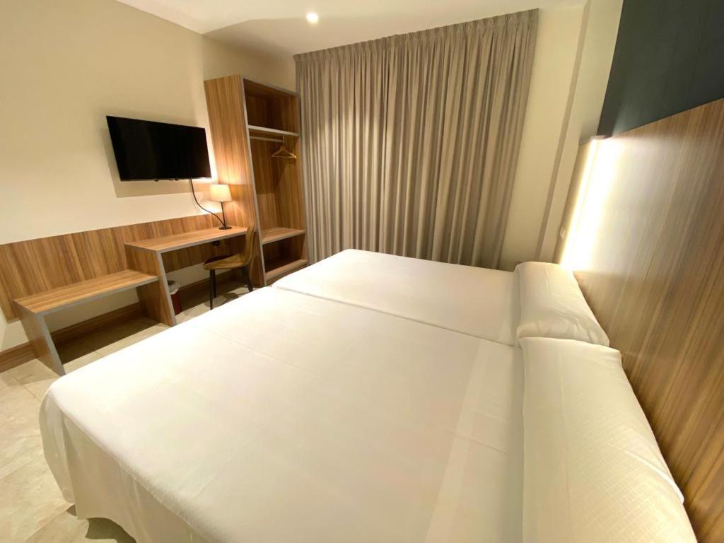 Hotel Camino Real Dueñas Kültér fotó