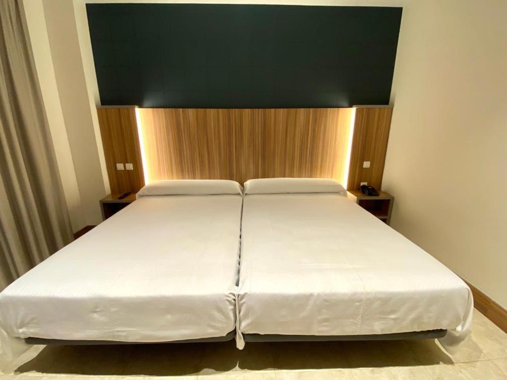 Hotel Camino Real Dueñas Kültér fotó