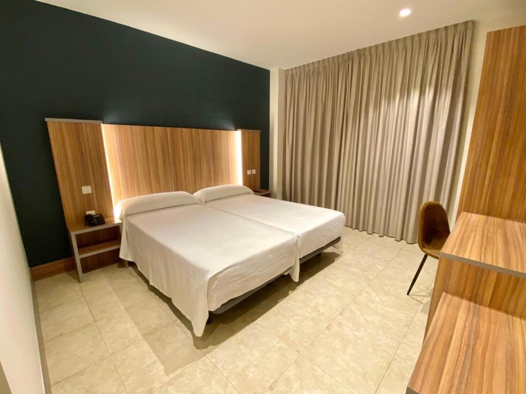 Hotel Camino Real Dueñas Kültér fotó
