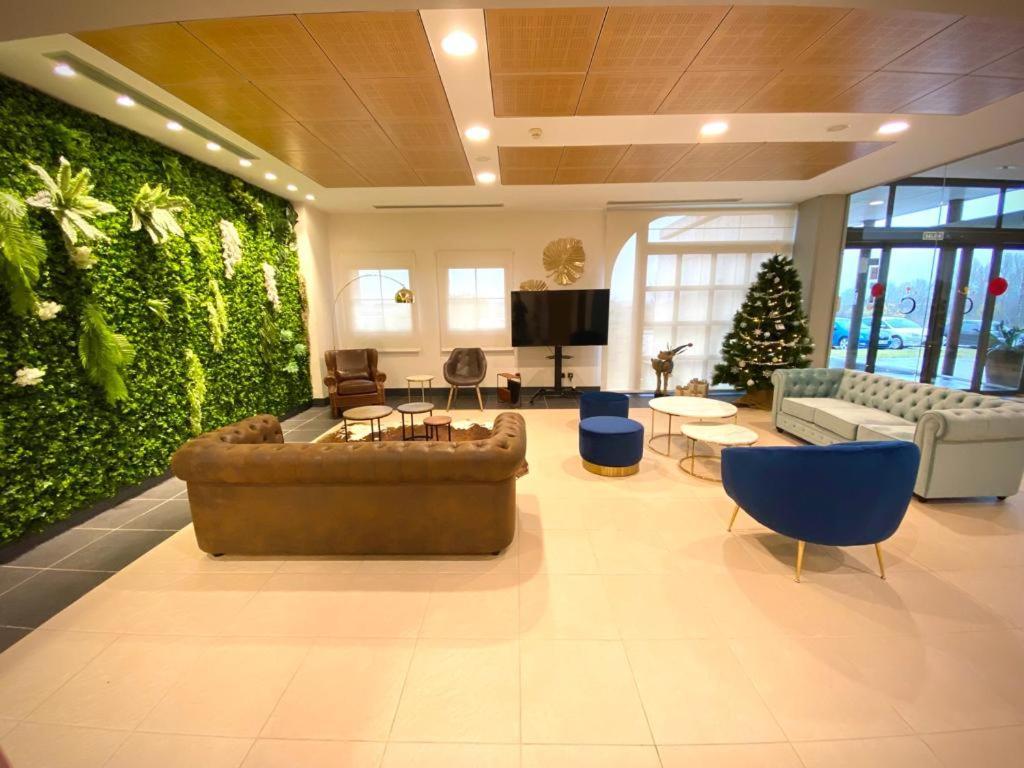 Hotel Camino Real Dueñas Kültér fotó