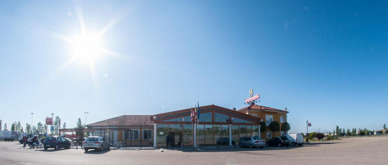Hotel Camino Real Dueñas Kültér fotó